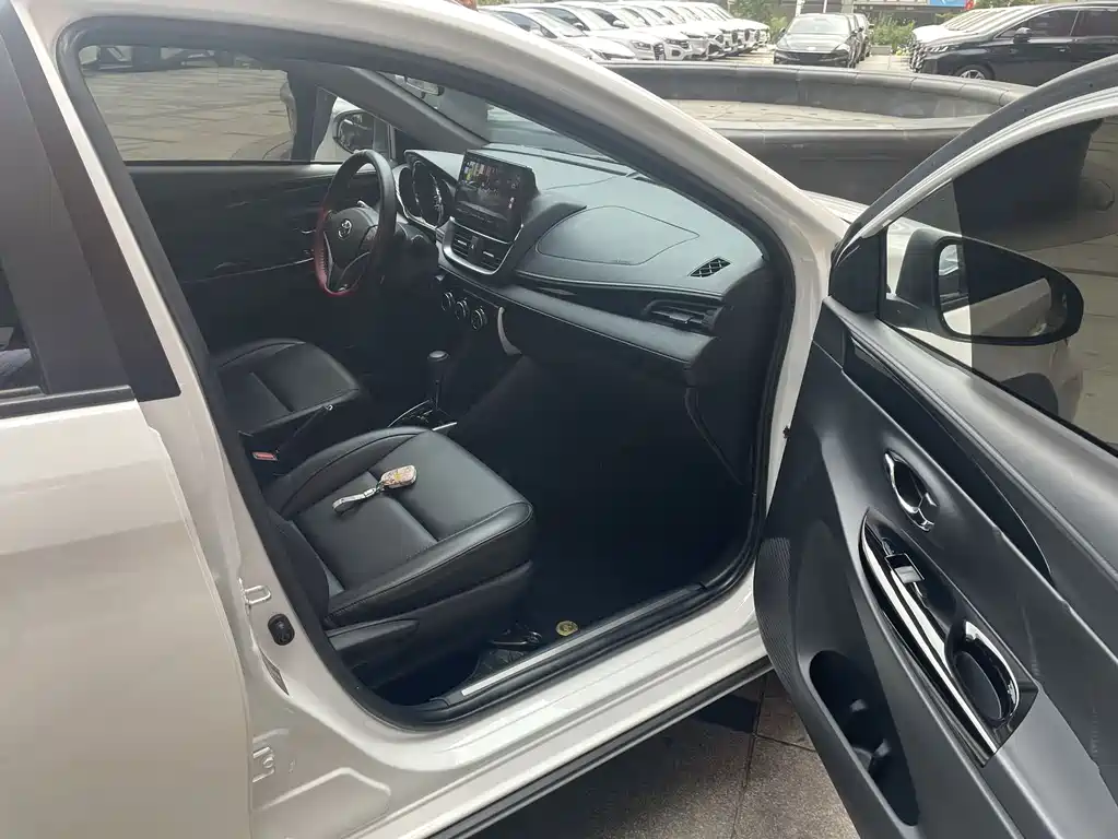 Toyota Yaris L — миниатюра 7