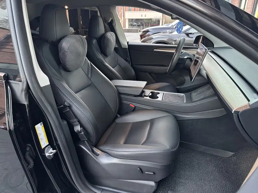 Tesla Model Y — миниатюра 20