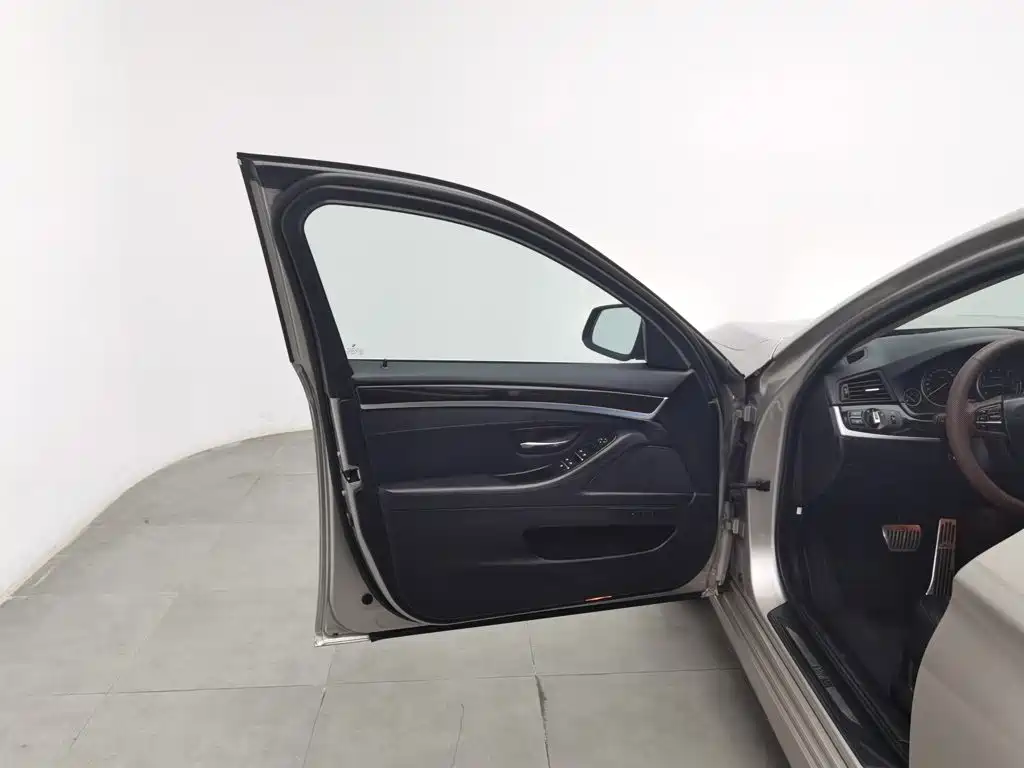 BMW 5 Series — миниатюра 8