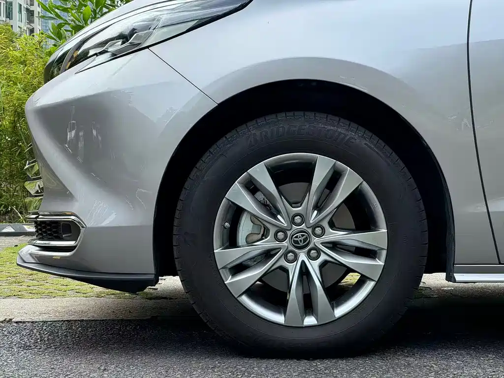 Toyota Sienna — миниатюра 16