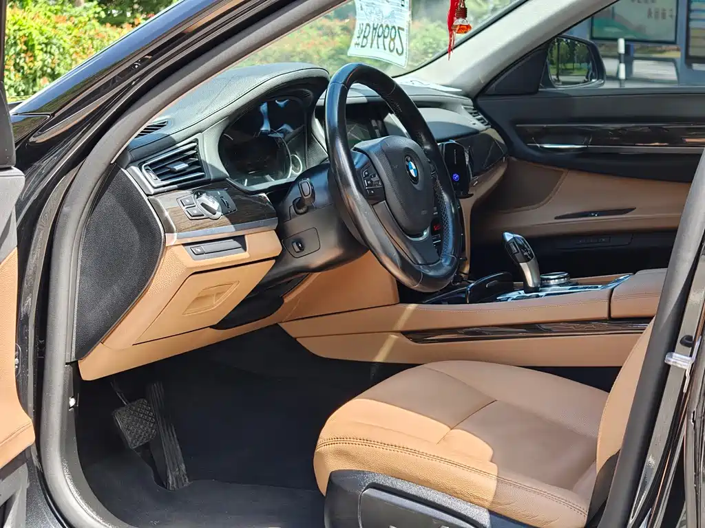 BMW 7 Series — миниатюра 12