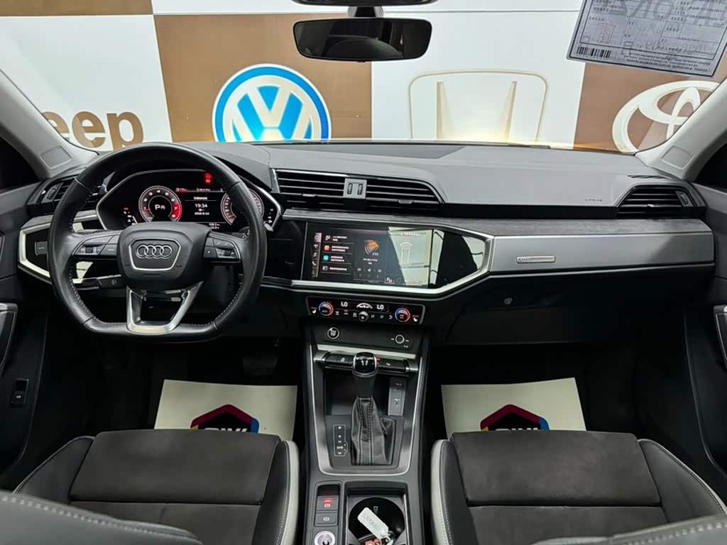 Audi Q3 1.4 л 2022 г. Белый, пробег 34000 км