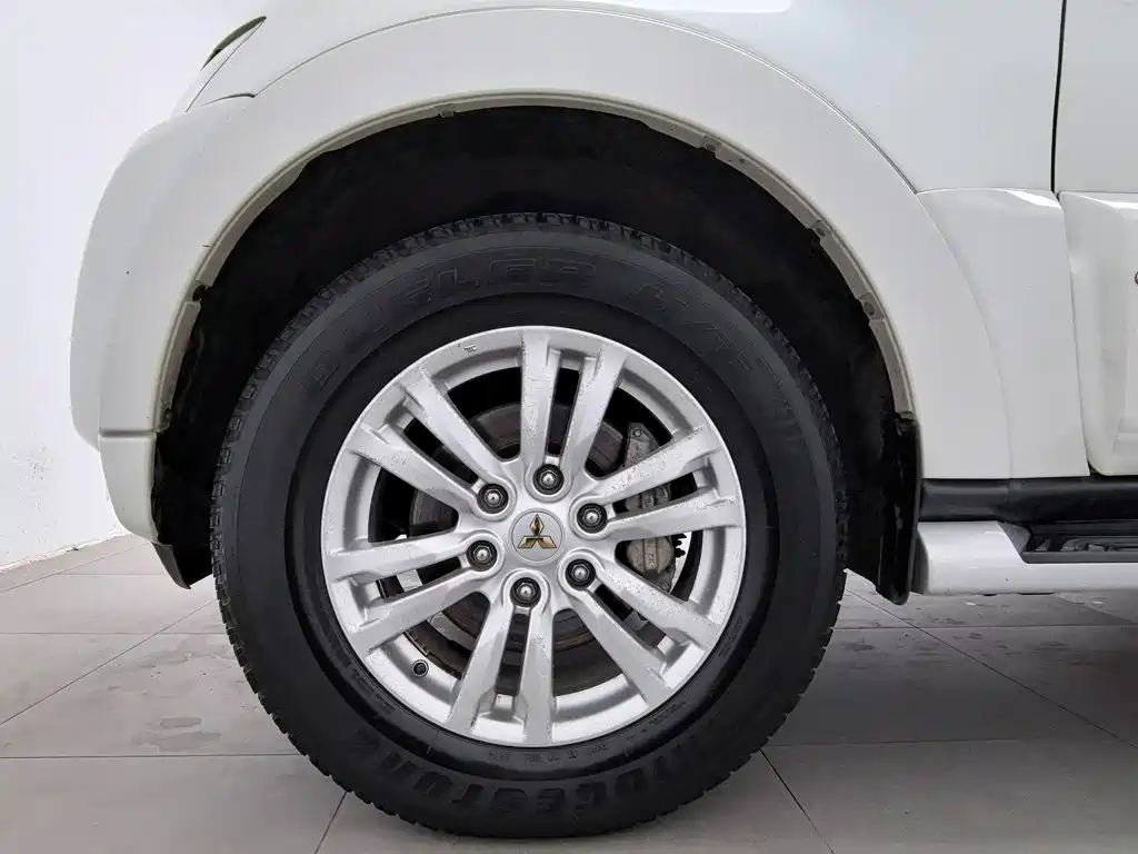 Mitsubishi Pajero (Import) — миниатюра 12