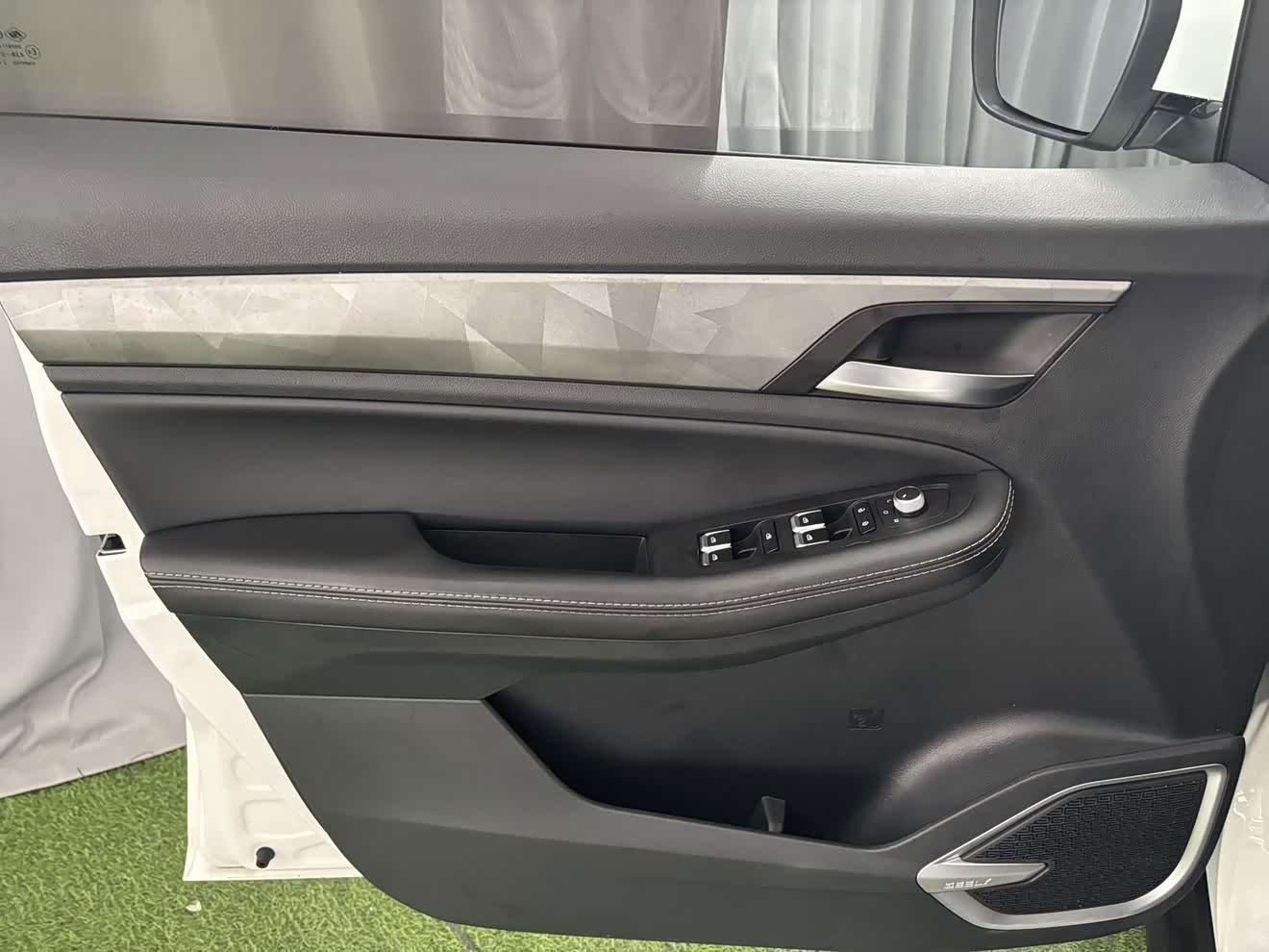 Geely Emgrand X6 1.4 л 2022 г. Белый, пробег 18000 км