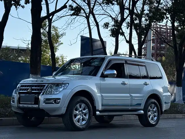mitsubishi pajero