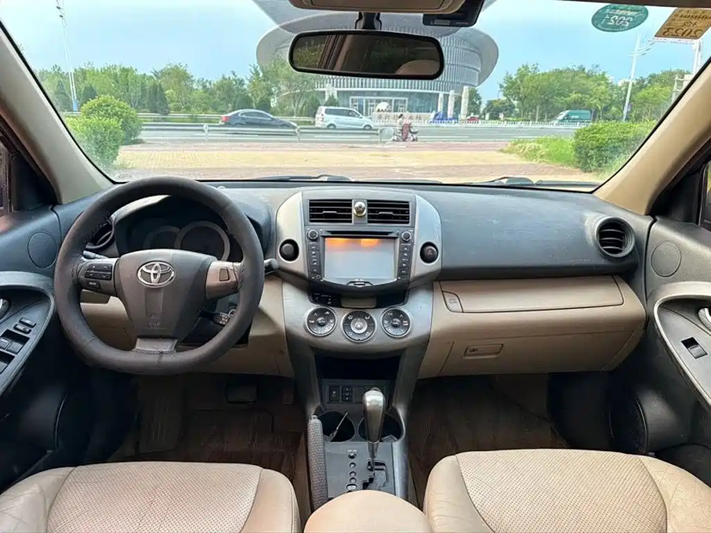 Toyota RAV4 — миниатюра 9
