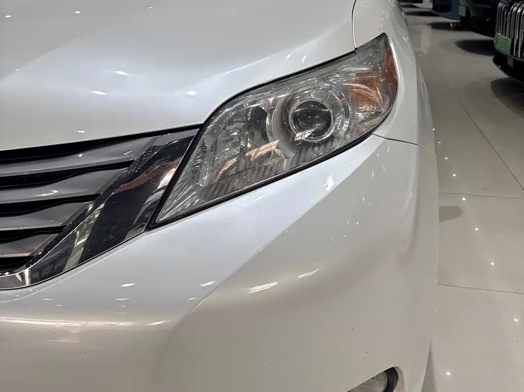 Toyota Sienna — миниатюра 3