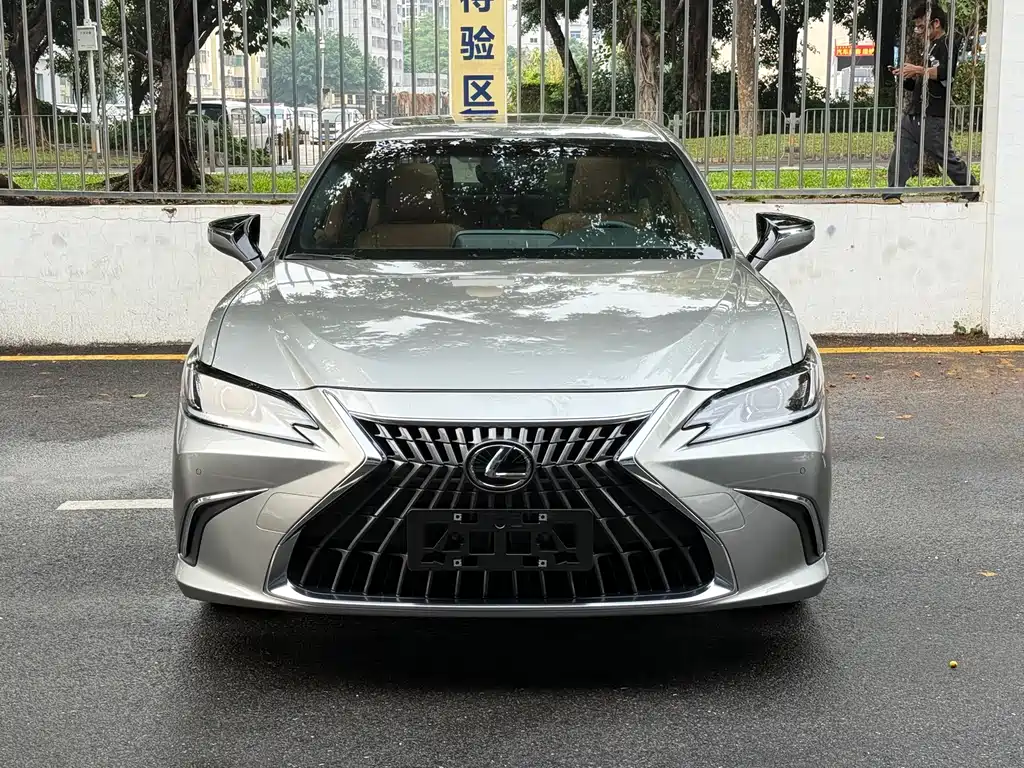 Lexus ES 2022