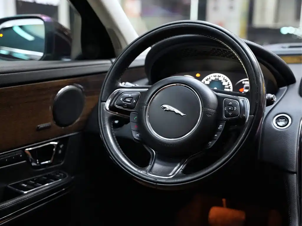 Jaguar XJ — миниатюра 7