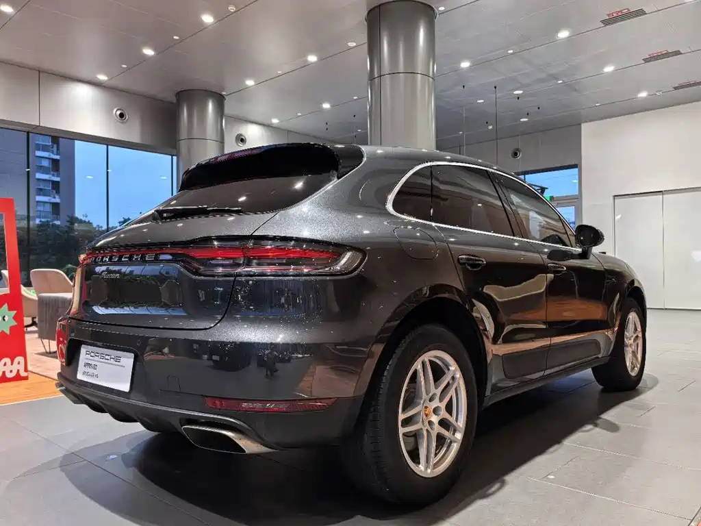PORSCHE MACAN