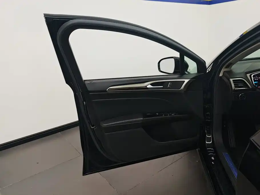Ford Mondeo — миниатюра 7