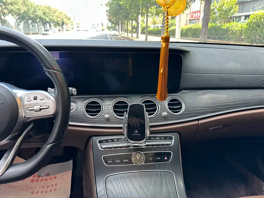 Mercedes-Benz E-Class — миниатюра 8