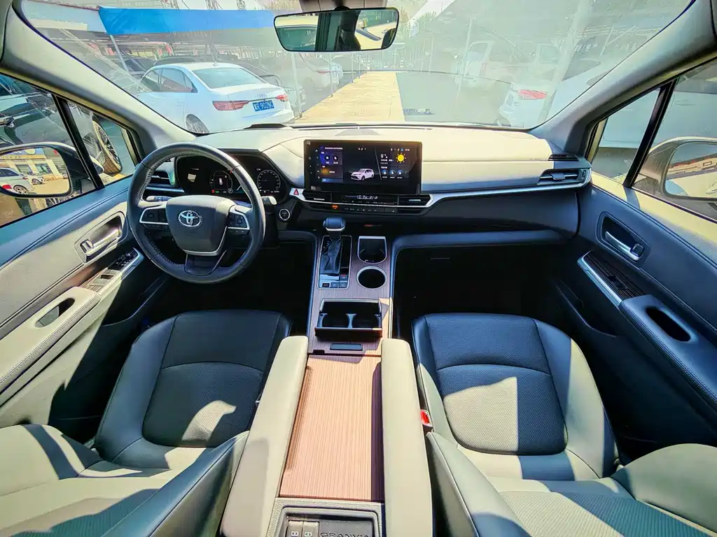 Toyota Granvia 2024 2.5L Luxury PLUS