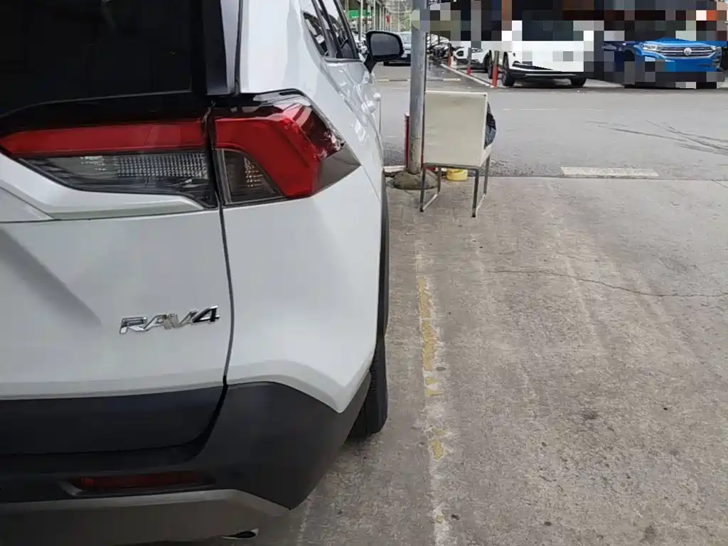 Toyota RAV4 — миниатюра 8