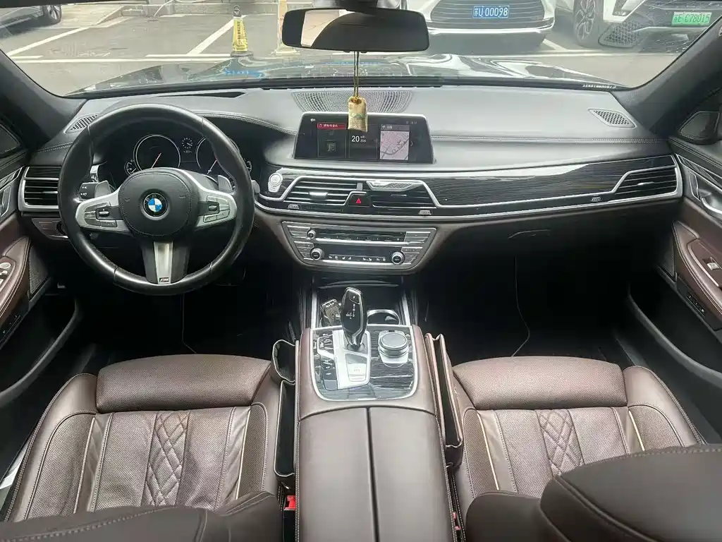 BMW 7 Series — миниатюра 6