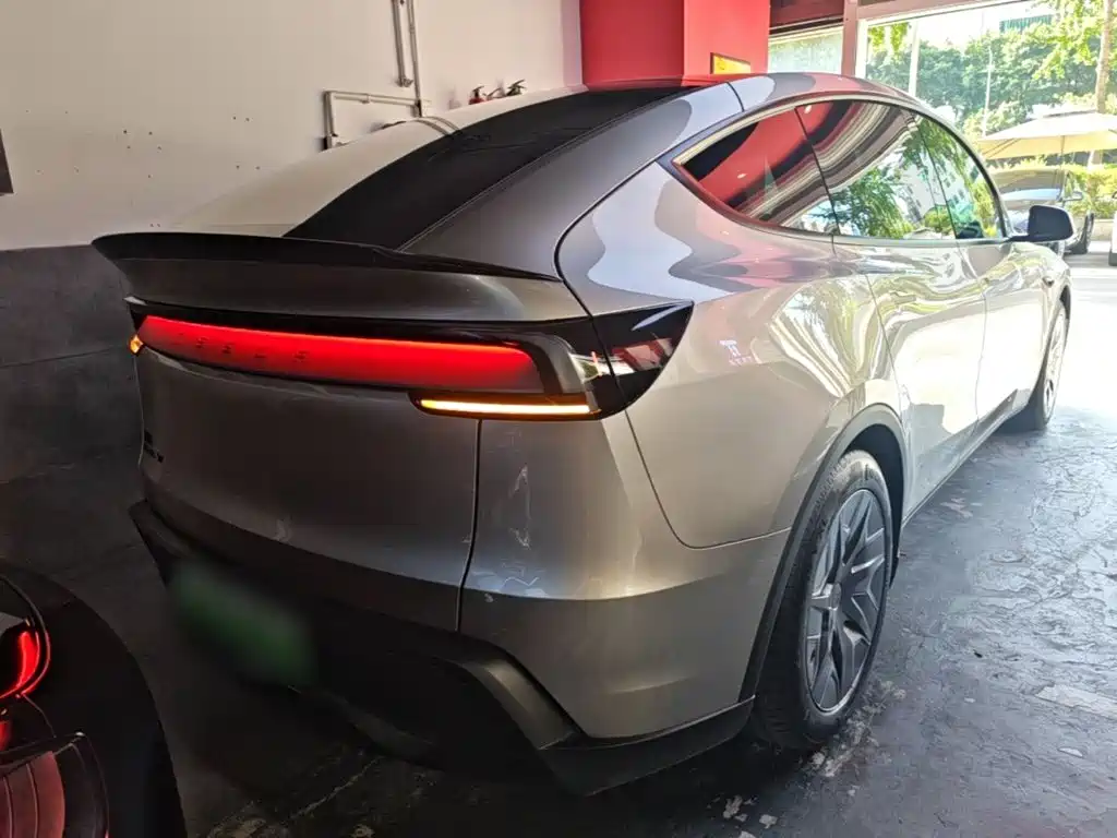 Tesla Model Y L — миниатюра 7