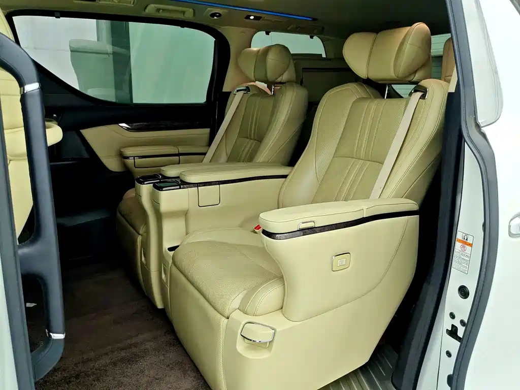 Toyota Alphard — миниатюра 6