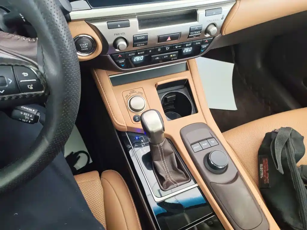 Lexus ES — миниатюра 11