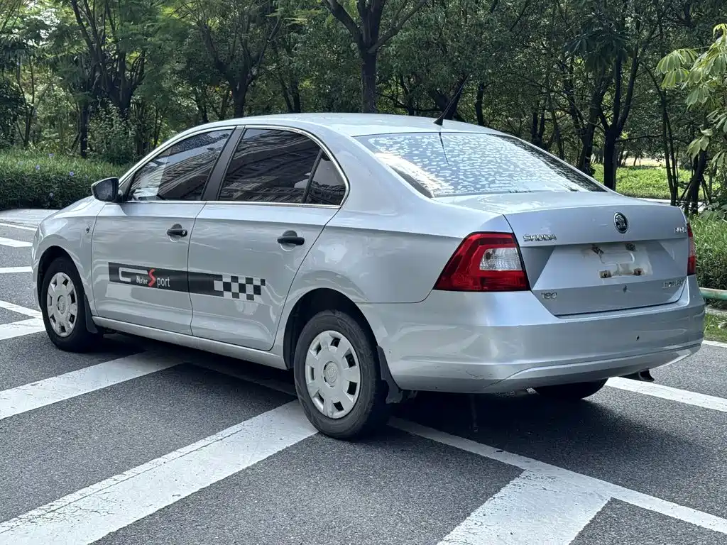 Skoda Rapid — миниатюра 5