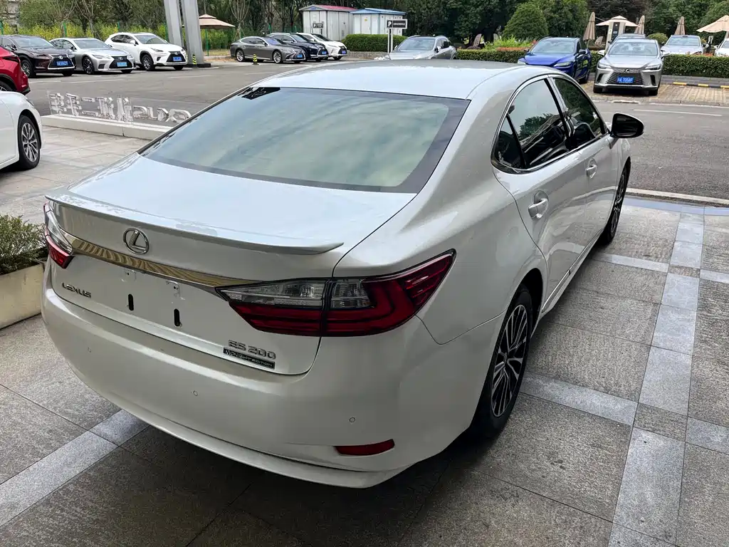 Lexus ES 2016 200 Midnight