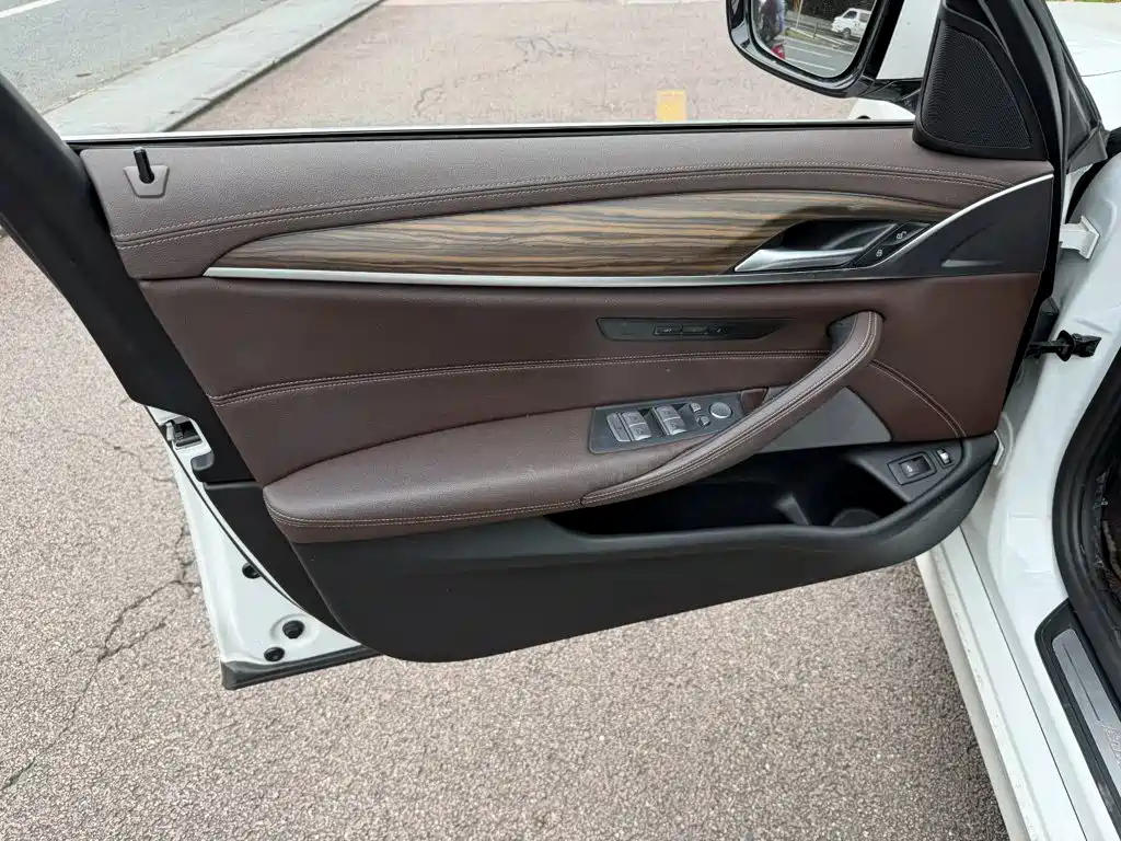 BMW 5 Series New Energy — миниатюра 6