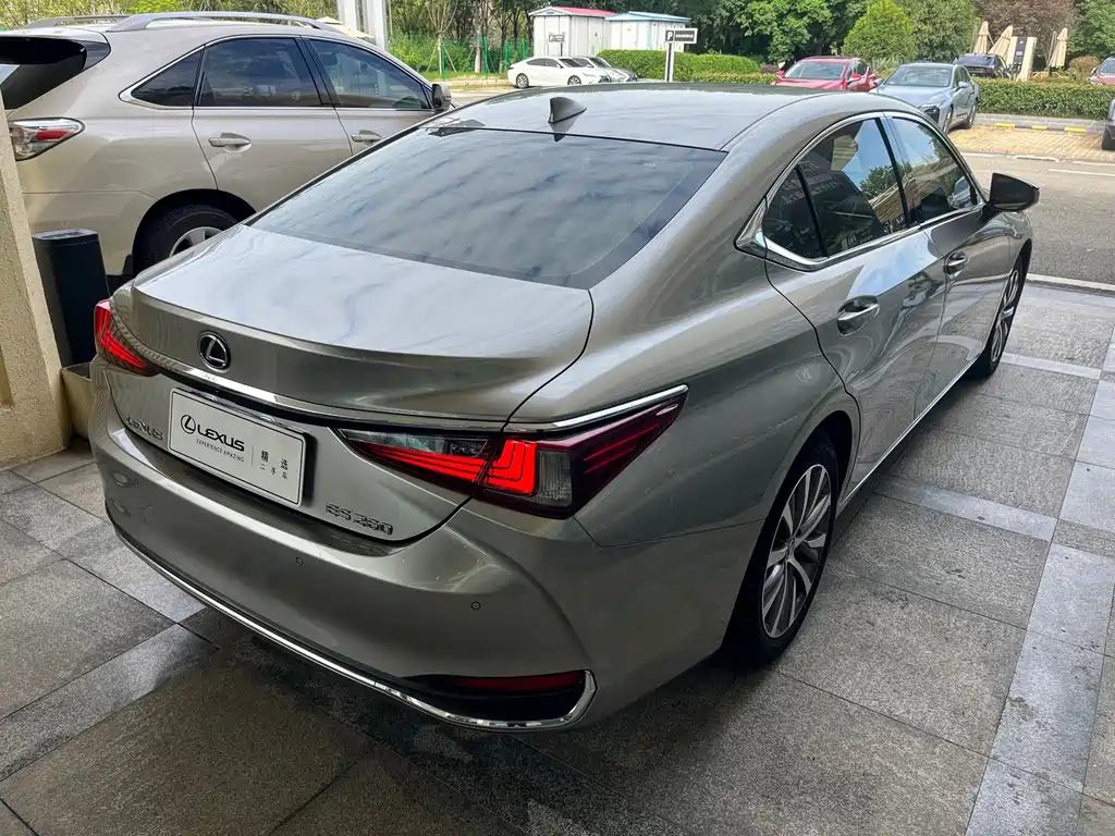 Lexus ES — миниатюра 7