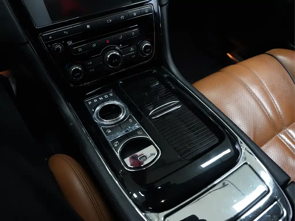 Jaguar XJ — миниатюра 13