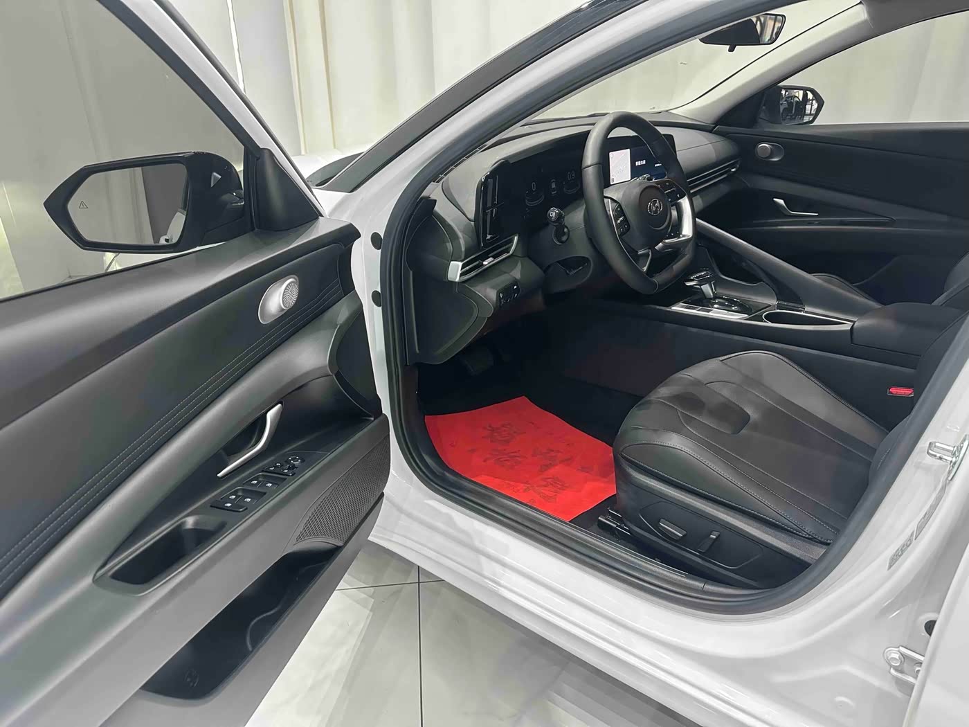 Hyundai Elantra 1.5 л 2022 г. Белый, пробег 25800 км
