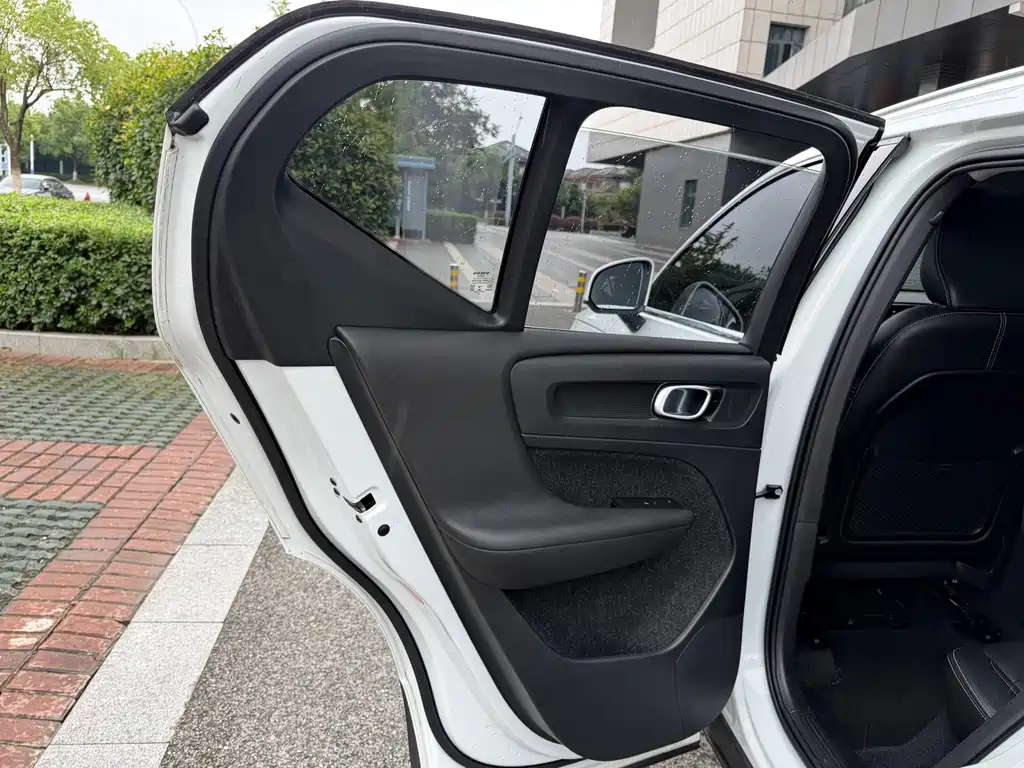 Volvo XC40 — миниатюра 11