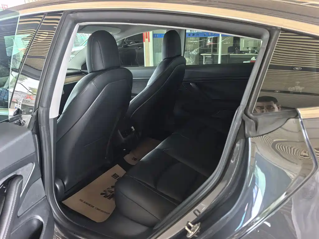 Tesla Model 3 — миниатюра 6