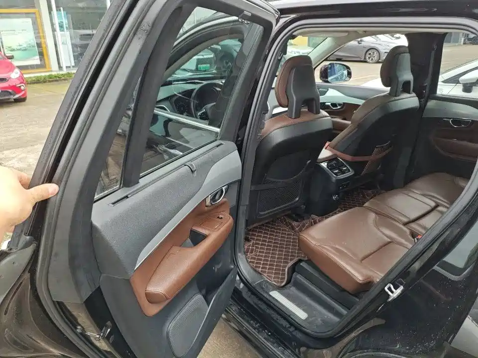 Volvo XC90 2018 T6 5 мест