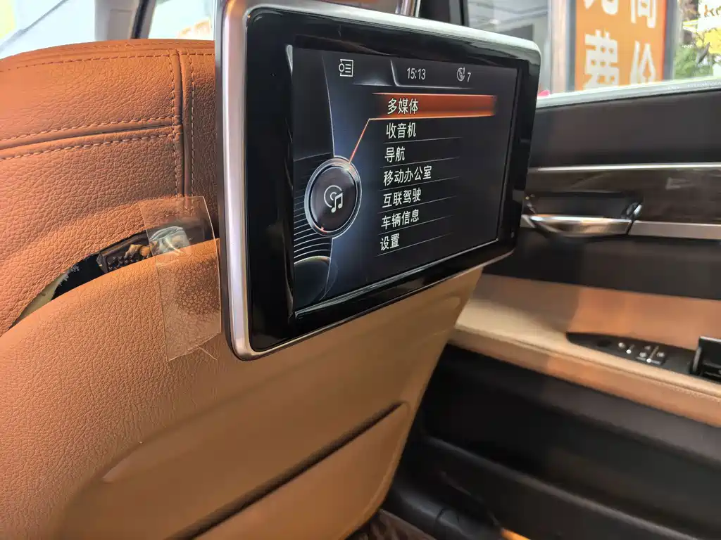 BMW 7 Series — миниатюра 9