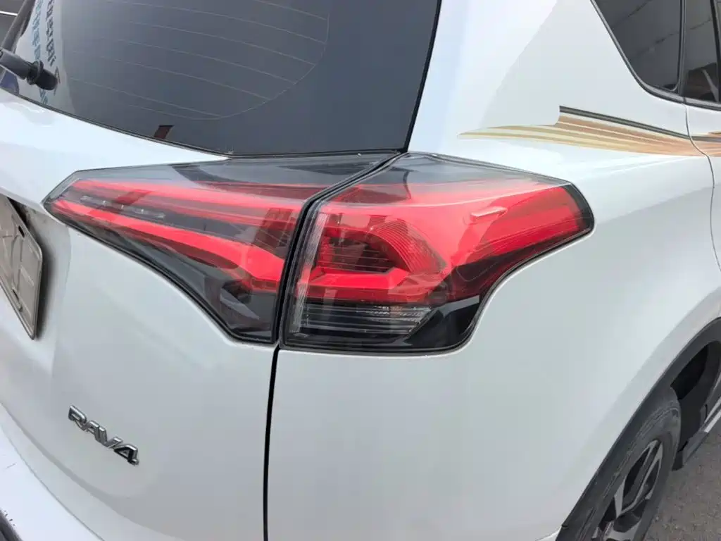 Toyota RAV4 — миниатюра 8