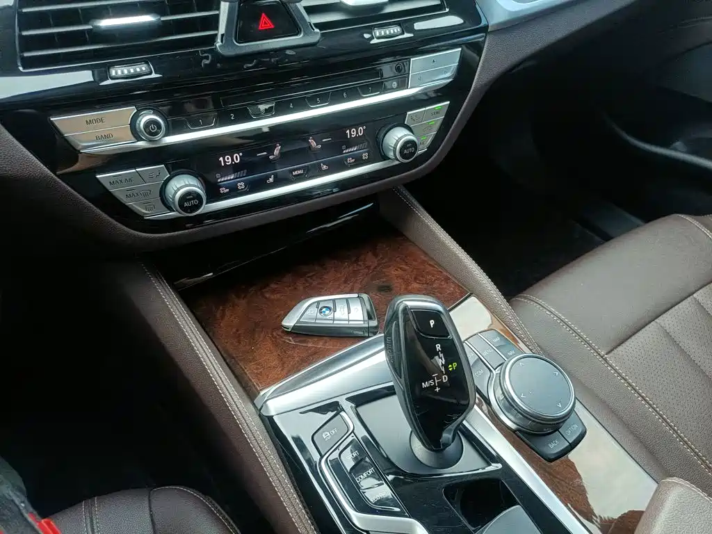 BMW 5 Series — миниатюра 17