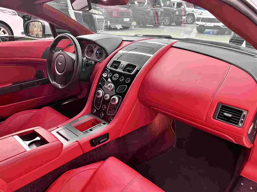 ASTON MARTIN V8 VANTAGE