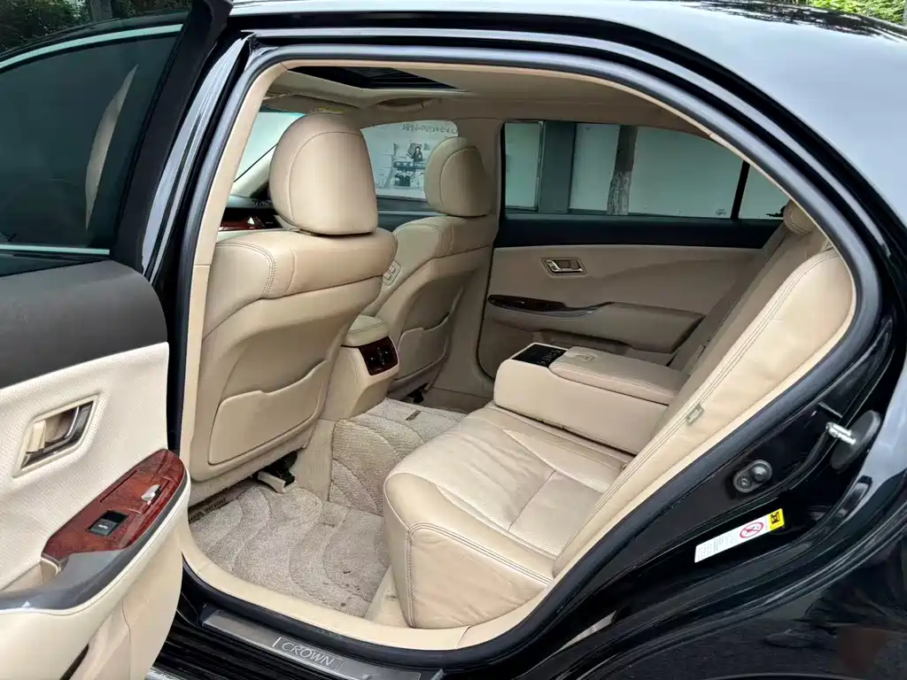 Toyota Crown — миниатюра 8