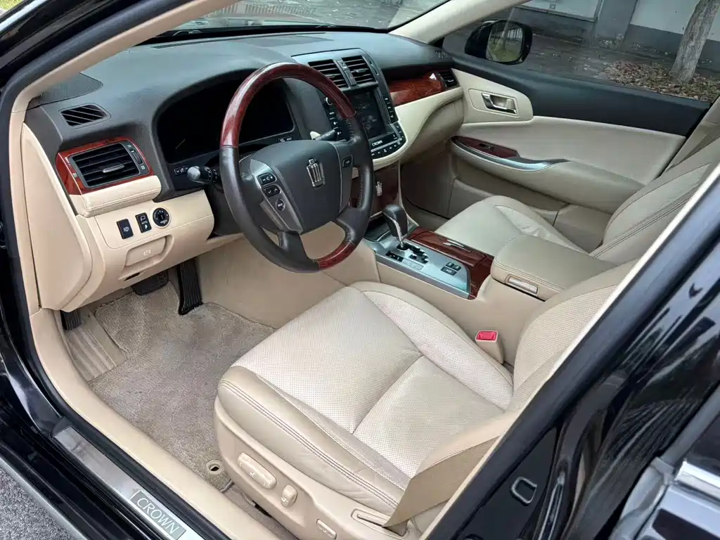 Toyota Crown — миниатюра 6