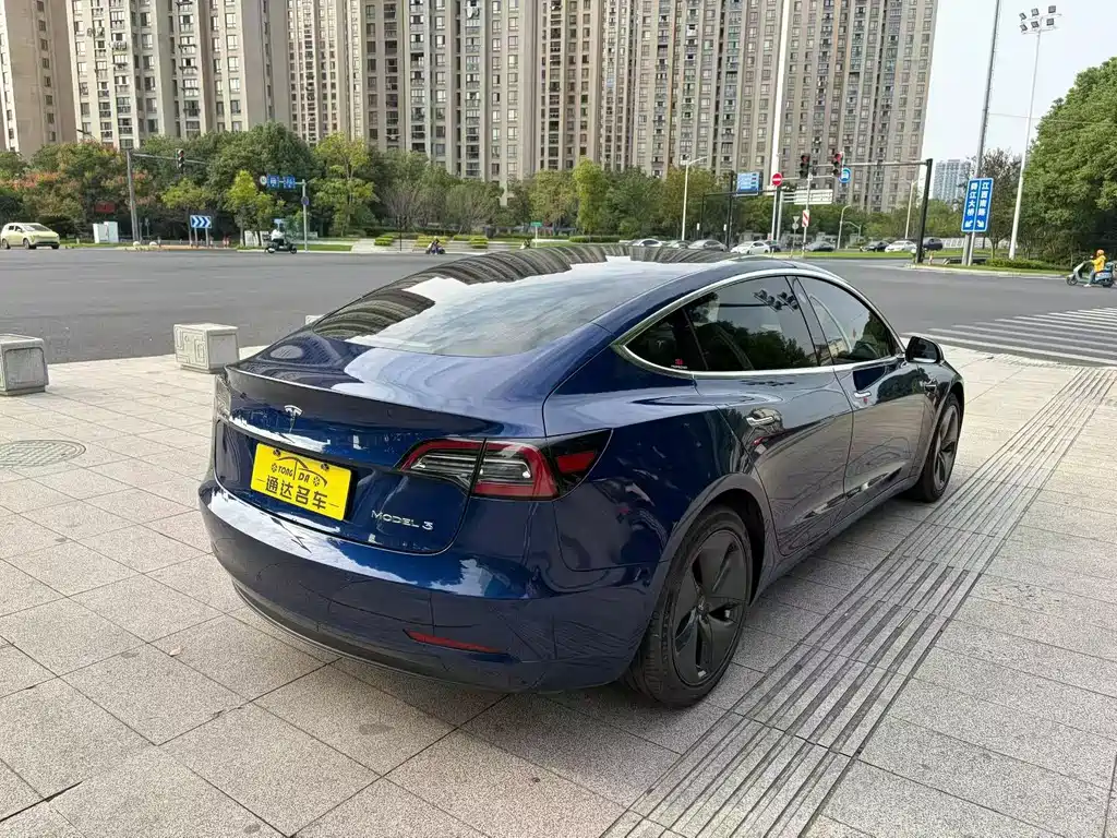 Tesla Model 3 — миниатюра 7