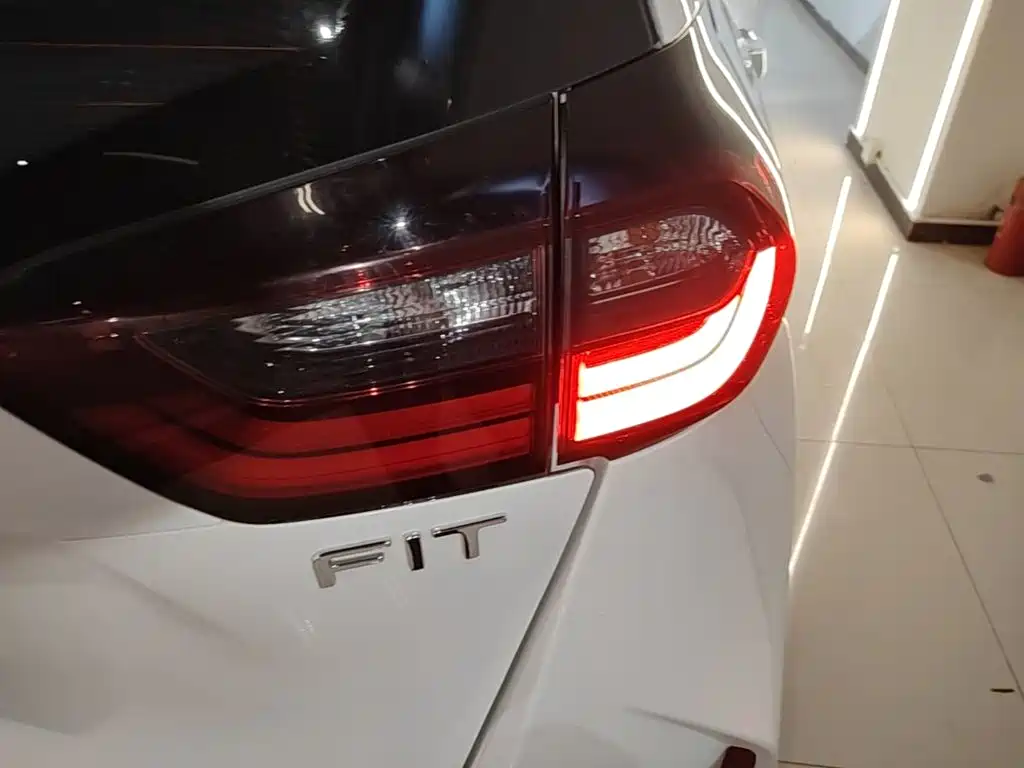 Honda Fit — миниатюра 8