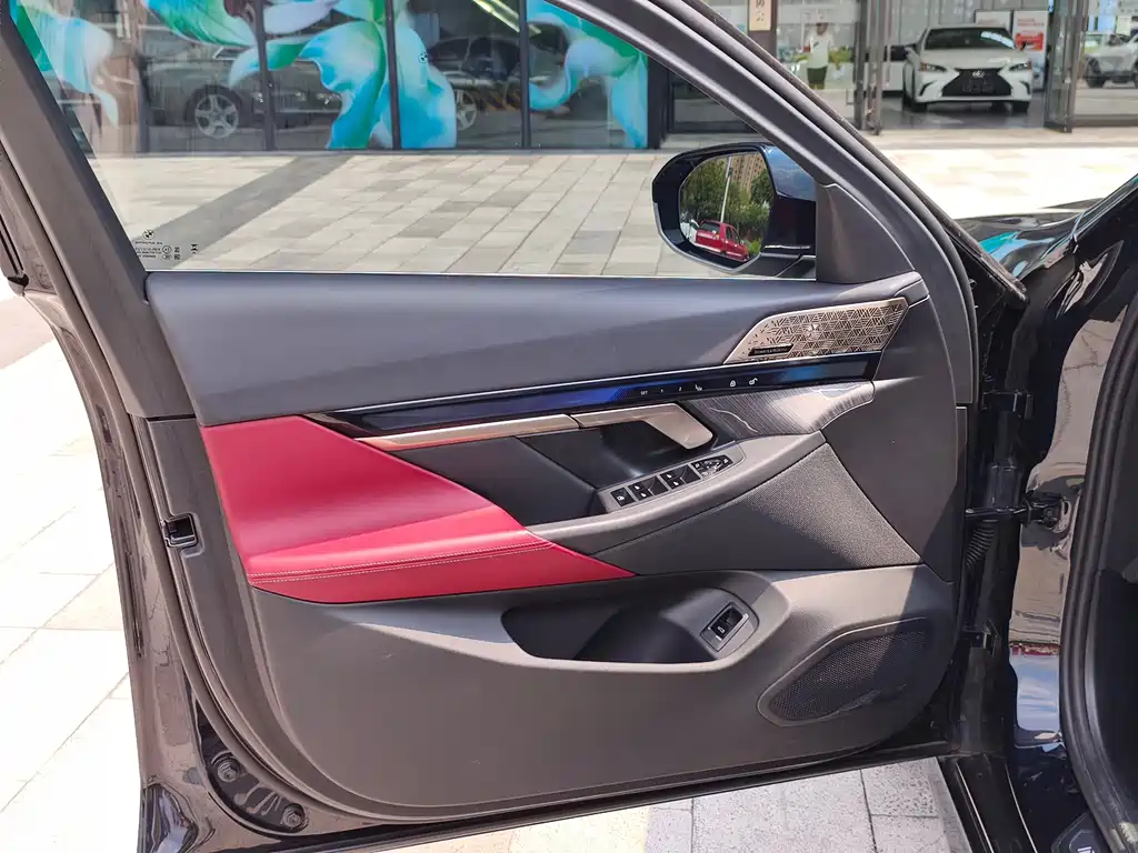 BMW 5 Series — миниатюра 8