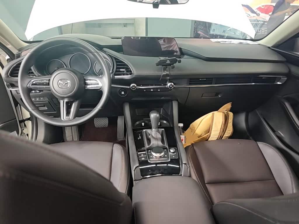 Mazda Mazda3 Axela 2.0 л 2023 г. Белый, пробег 15700 км