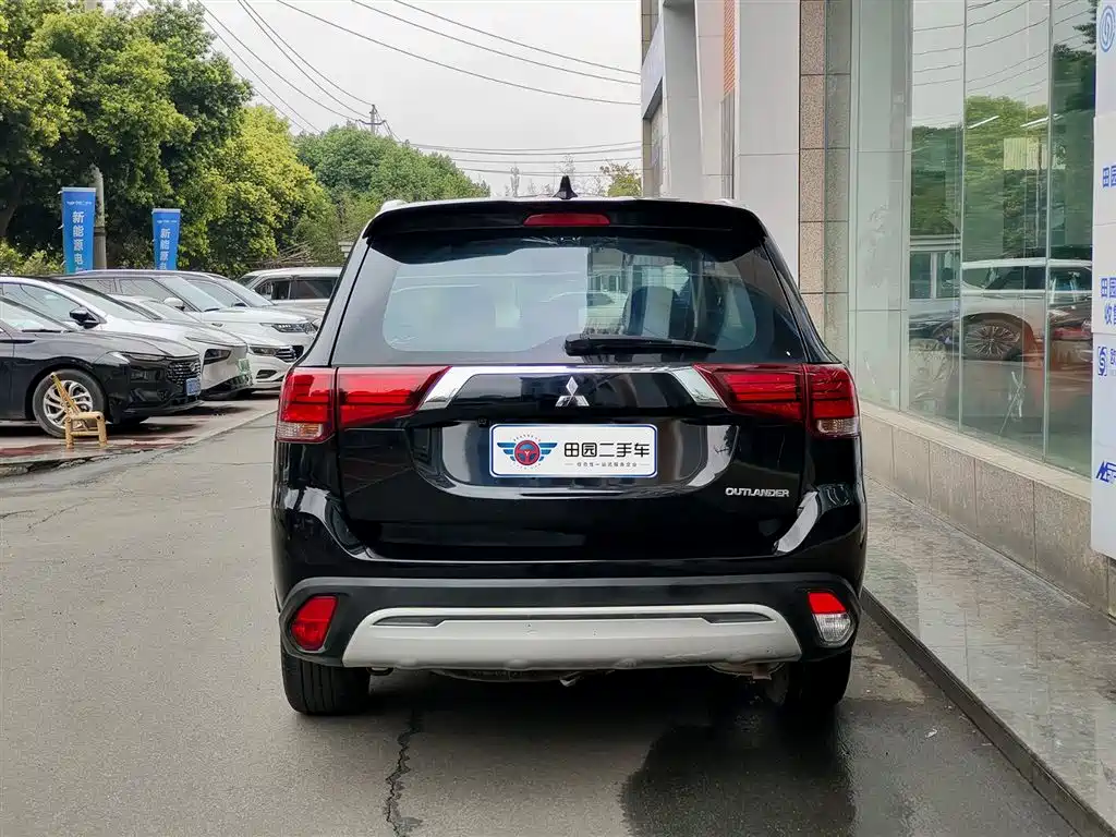 MITSUBISHI OUTLANDER