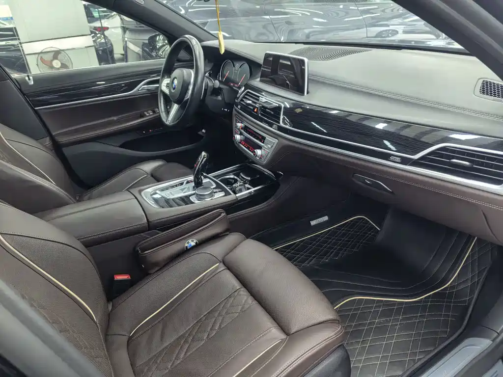 BMW 7 Series — миниатюра 12