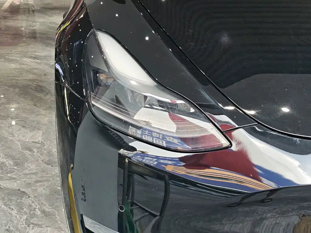 Tesla Model Y — миниатюра 9