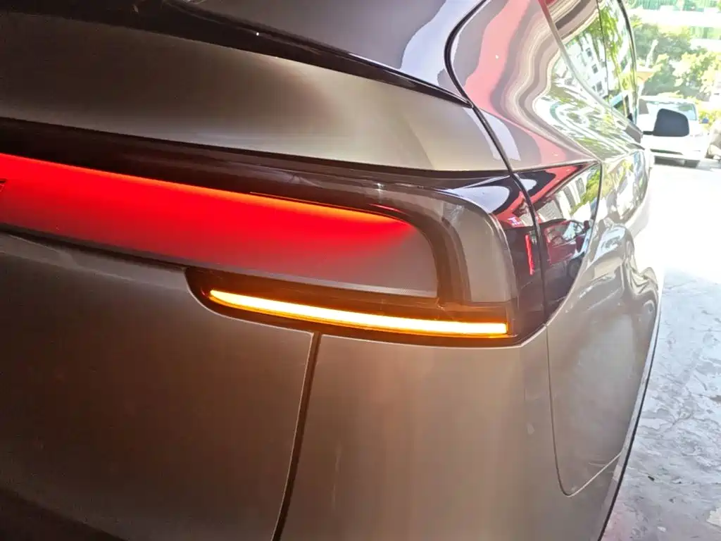 Tesla Model Y L — миниатюра 8