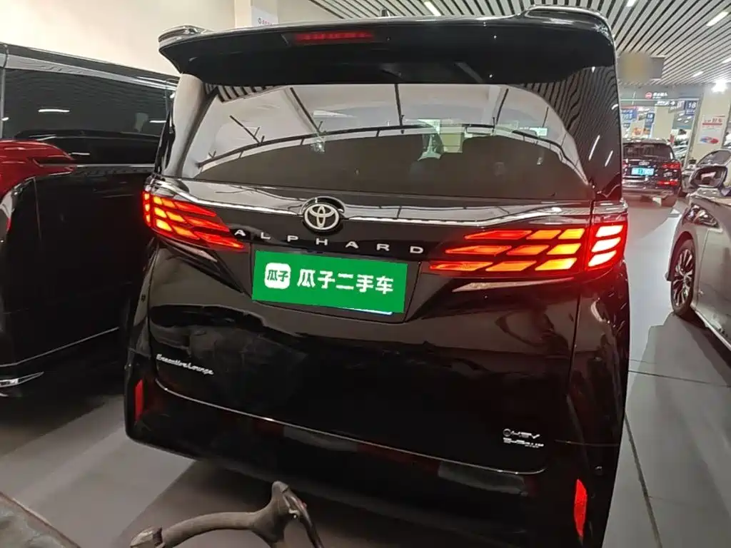 Toyota Alphard — миниатюра 6