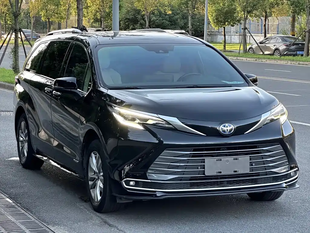 Toyota Sienna — миниатюра 2