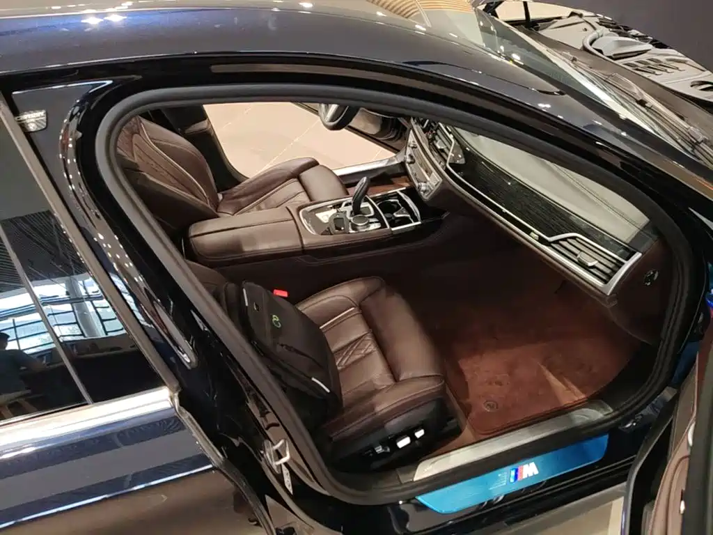 BMW 7 Series — миниатюра 9