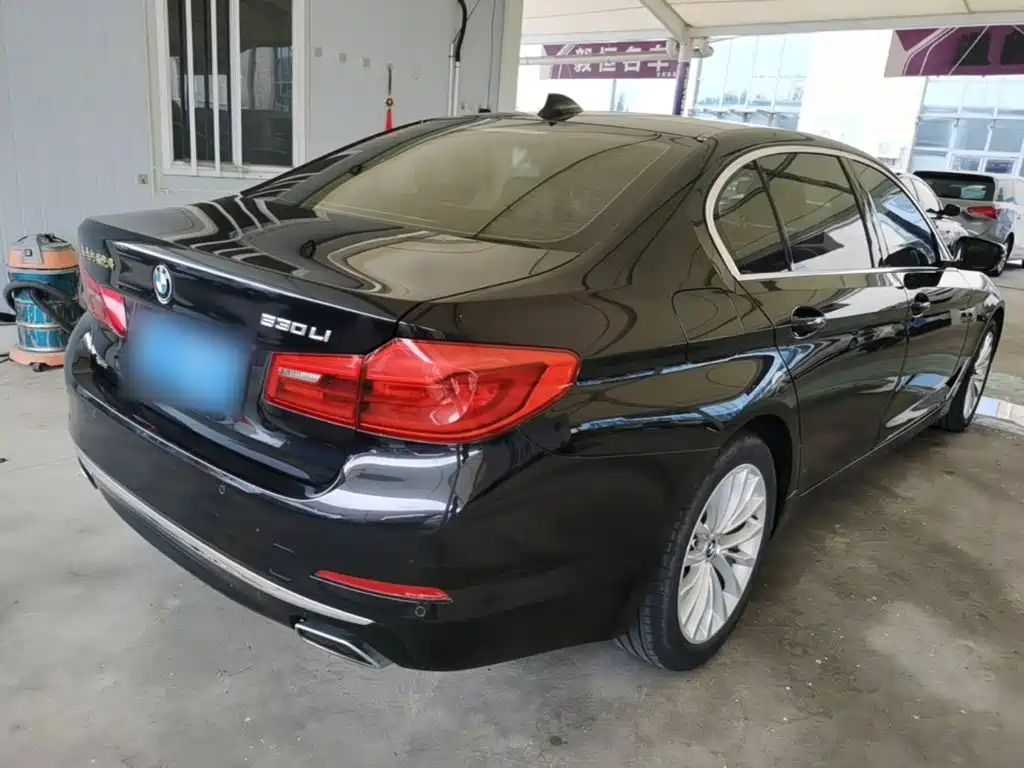 BMW 5 Series — миниатюра 7