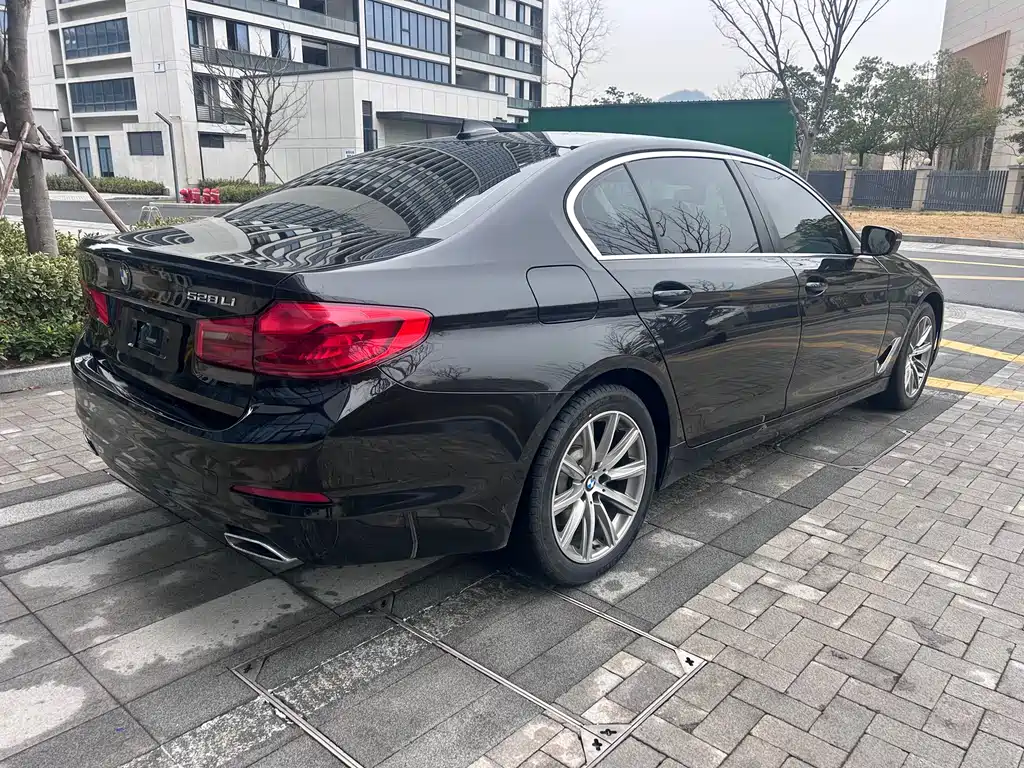 BMW 5 SERIES
